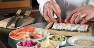 Sushiman Preparando Sushi na Cozinha